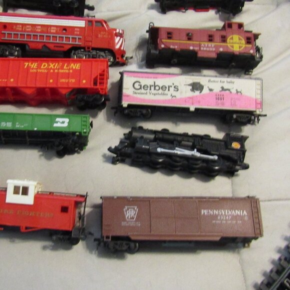 HUGE Lot HO + O GAUGE Mixed TRAINS TRACKS Tyco Unassembled Station MODEL POWER + - Picture 8 of 10